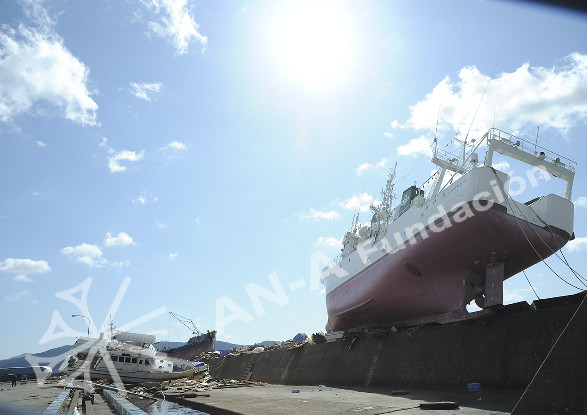 BARCOS PESQUEROS SOBREPASARON EL MUELLE de Shökö HASHIMOTO en AN-A FUNDACIÓN